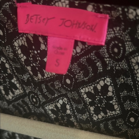 Betsey Johnson Black and White Relaxed Blouse with Mandarin Collar - Picture 2 of 7